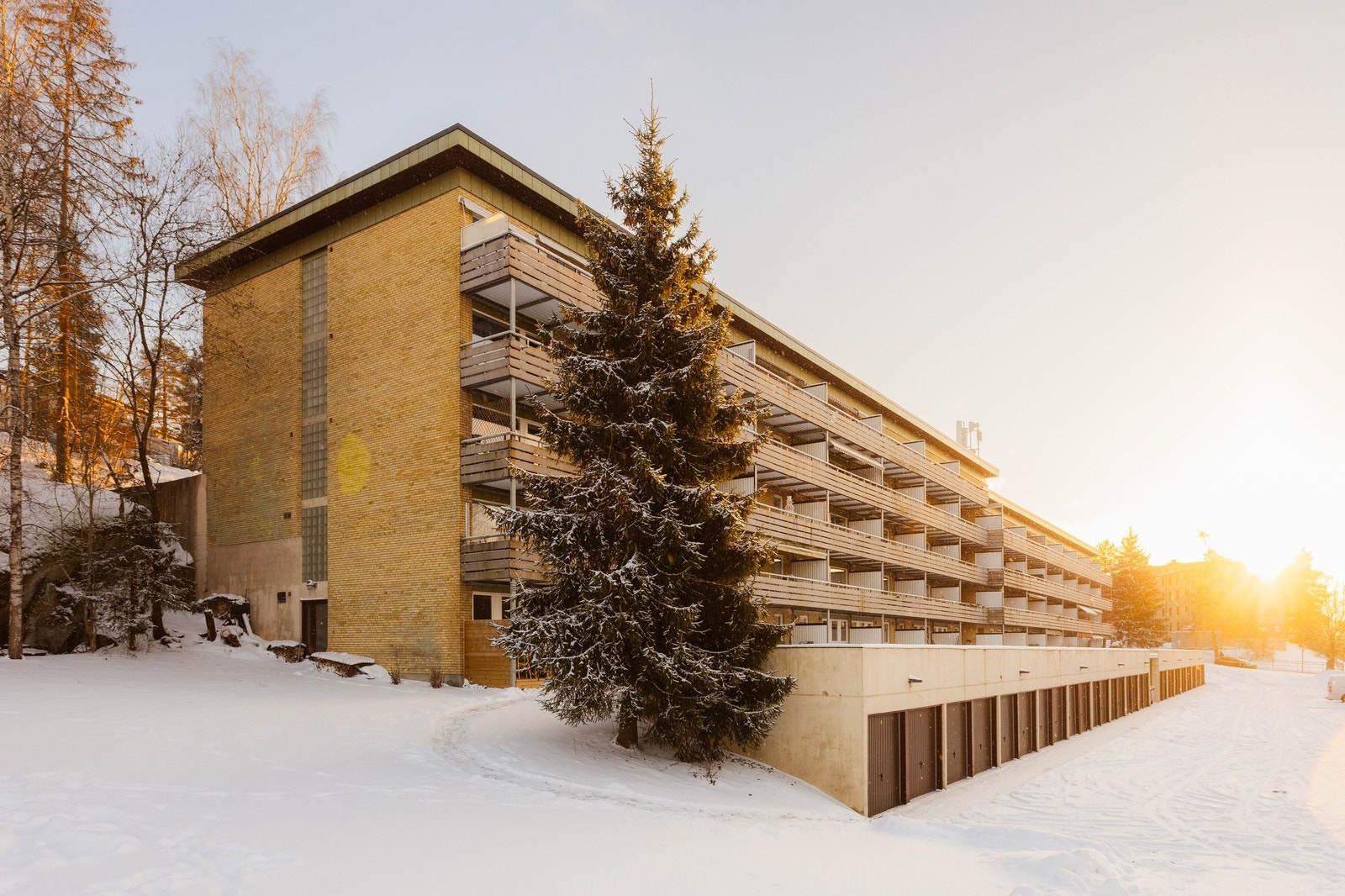 Gratis parkering på fremsiden av bygget. Garasjeplass kan leies for 500 kr i måneden. Galleribilde
