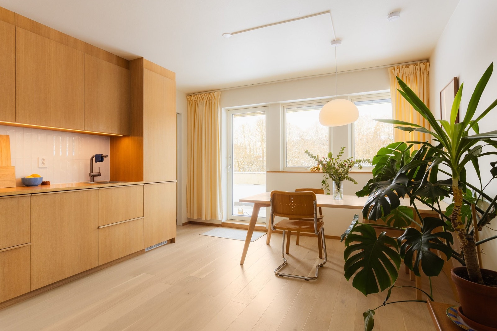 Leiligheten ble pusset opp i 2025 med høyt fokus på materialkvalitet og gjennomgående løsninger. Galleribilde