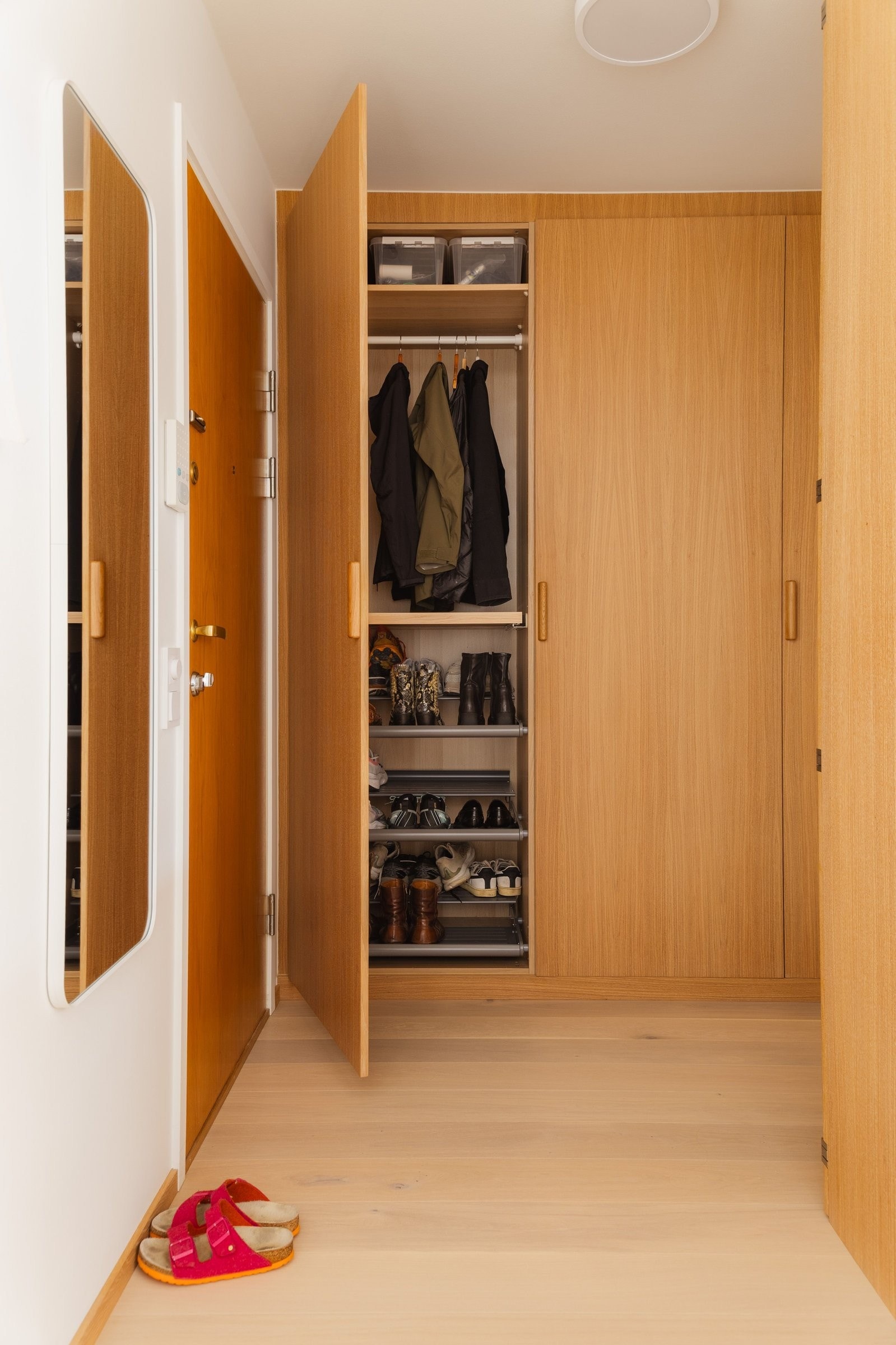 God plass til lagring av sko, yttertøy og andre ting i gang. Galleribilde