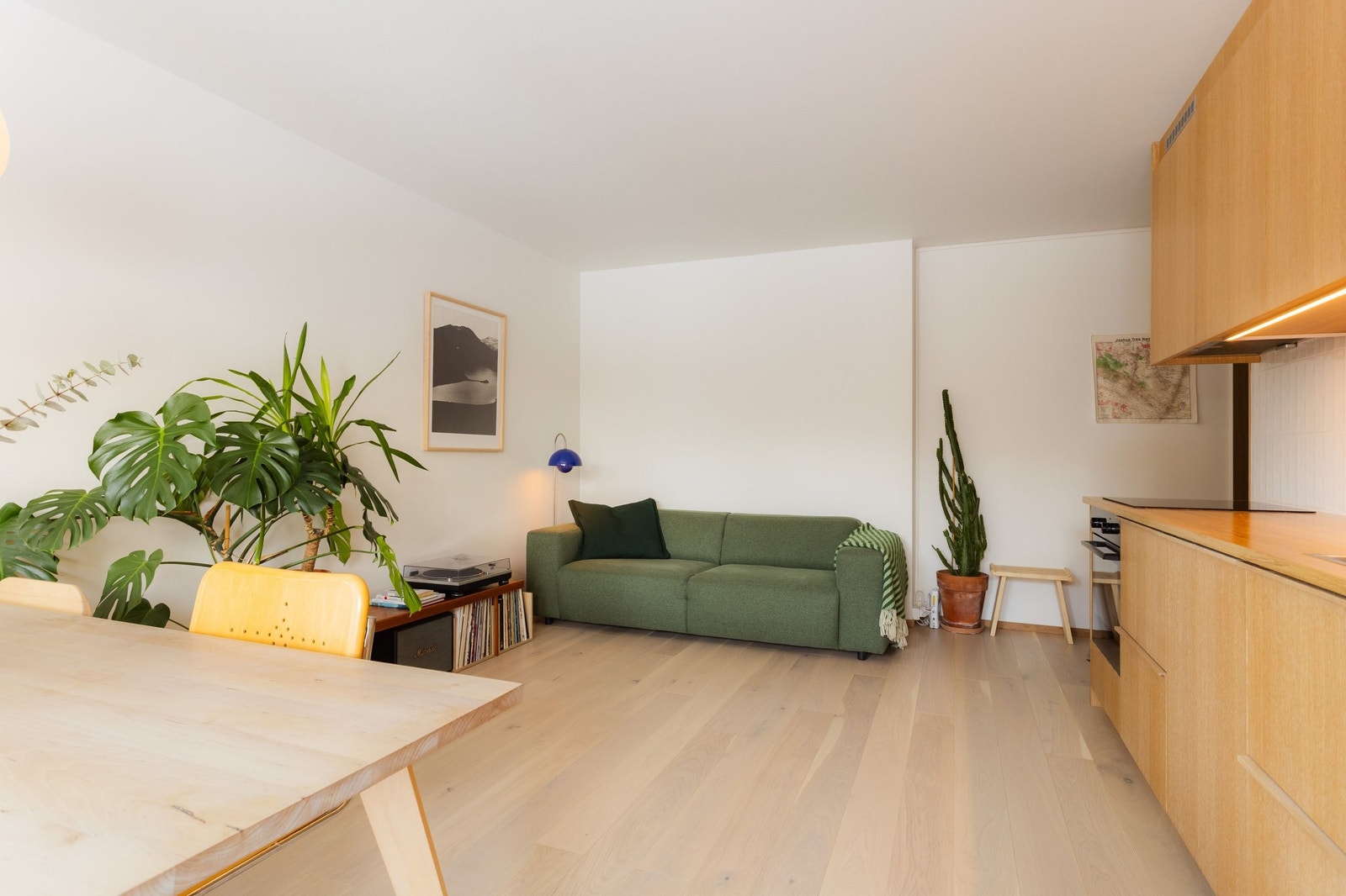 Praktisk løsning med kjøkken og stue gir bedre plass. Galleribilde