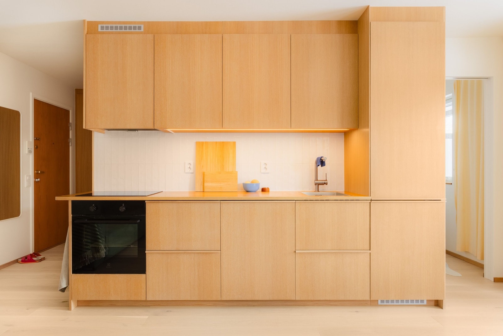 Kjøkken med håndlagde fronter i eikefinér, og benkeplate i solid heltre eik. Galleribilde