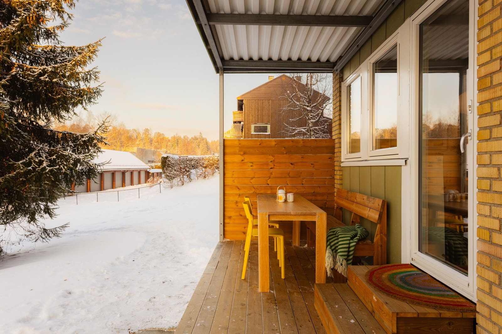 Stor terrasse på hele 12 kvm med god plass til både bord og plantekasse. Døren kan låses fra utsiden. Galleribilde