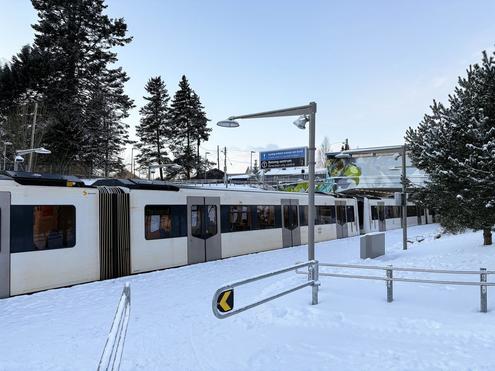 Kun ca 3 minutters gange til T-bane som enkelt tar deg til byen. Galleribilde