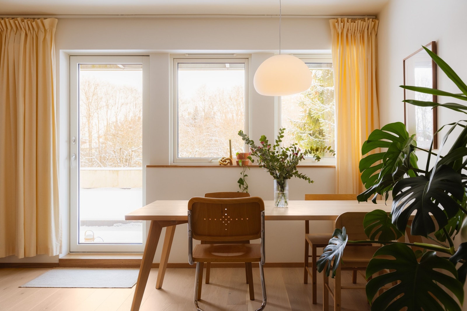 Lyst spiseområde med god plass. Vinduene er listefrie. Galleribilde