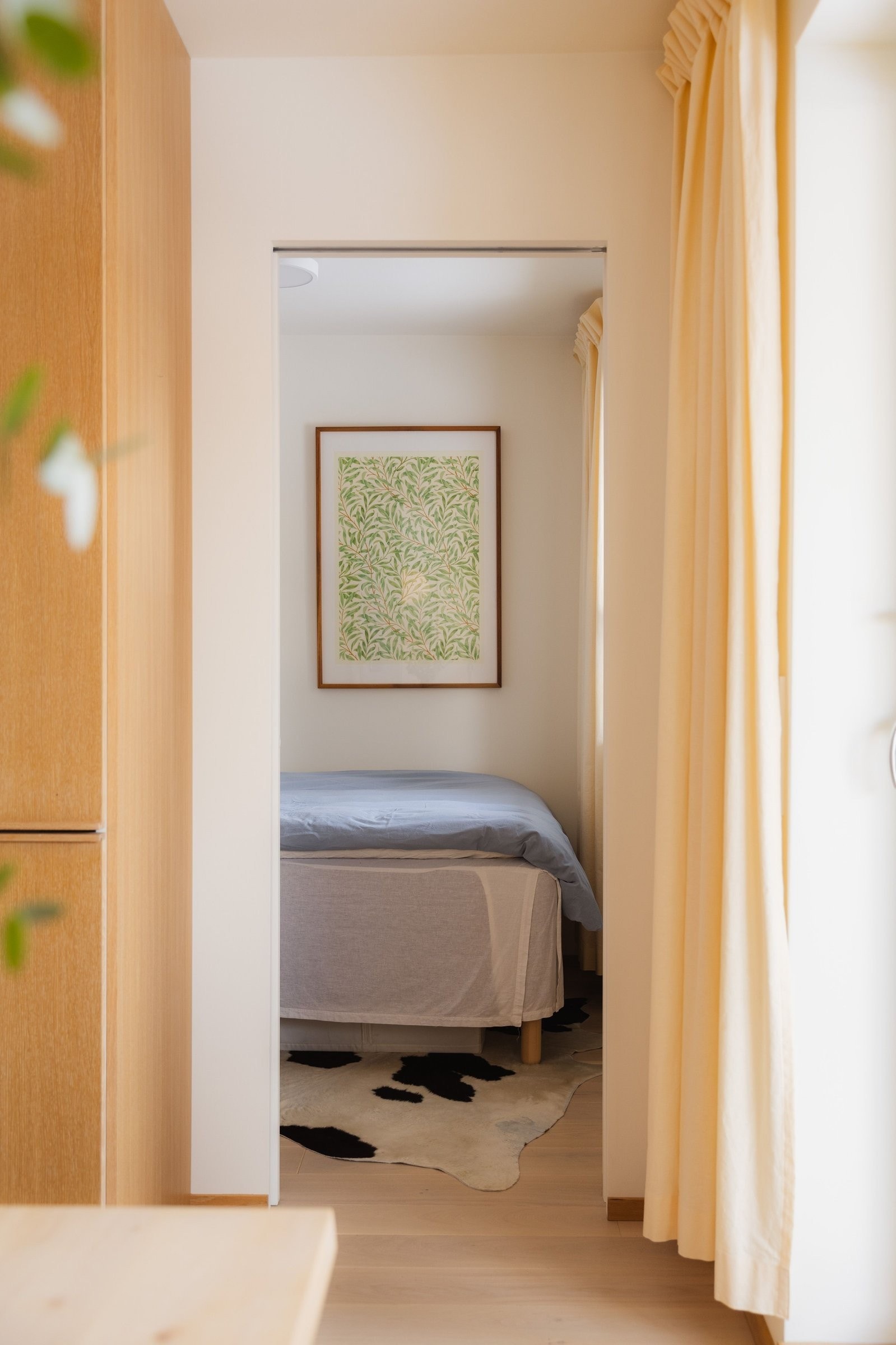 Skyvedør til soverommet gir god plass, og samtidig muligheten til å trekke seg tilbake. Galleribilde