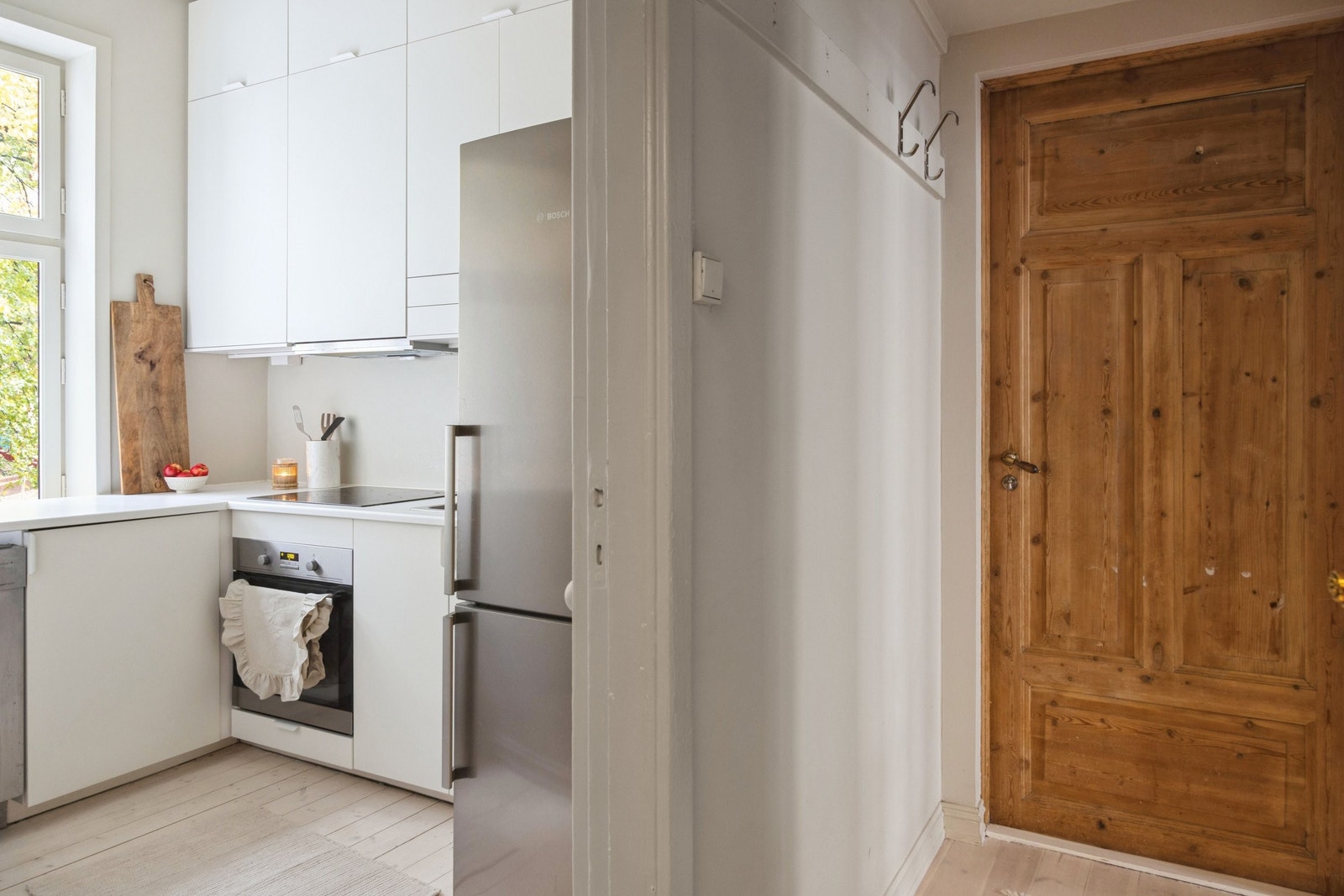 Kjøkkenet ligger adskilt med egen inngang fra gangen. Kjøleskap medfølger hvis kjøper ønsker. Galleribilde