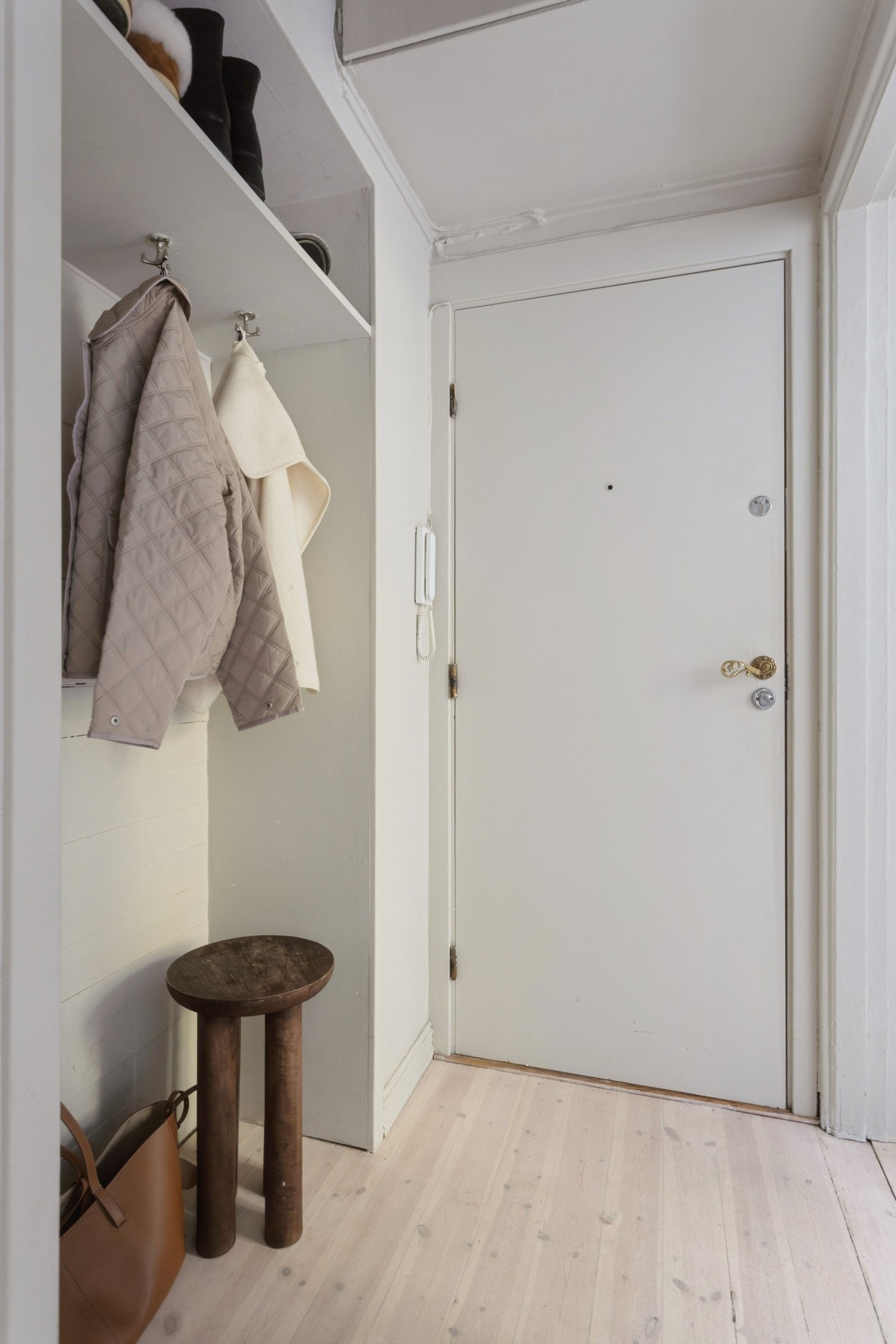 Bra utnyttet gang med ekstra lagring over inngangsdør og over inngangen til hovedsoverom. Det er flere knagger og hylle slik at man enkelt kan henge av seg. Galleribilde