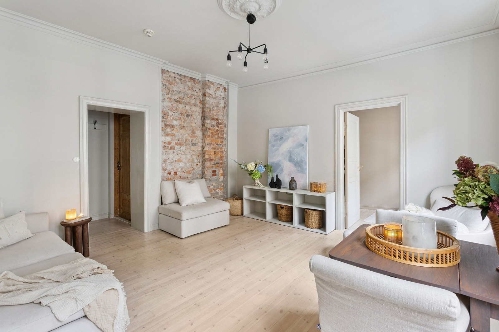 Både veggoverflater, vinduer og tak er malt i den dempede gråbeige fargetonen Space. Galleribilde