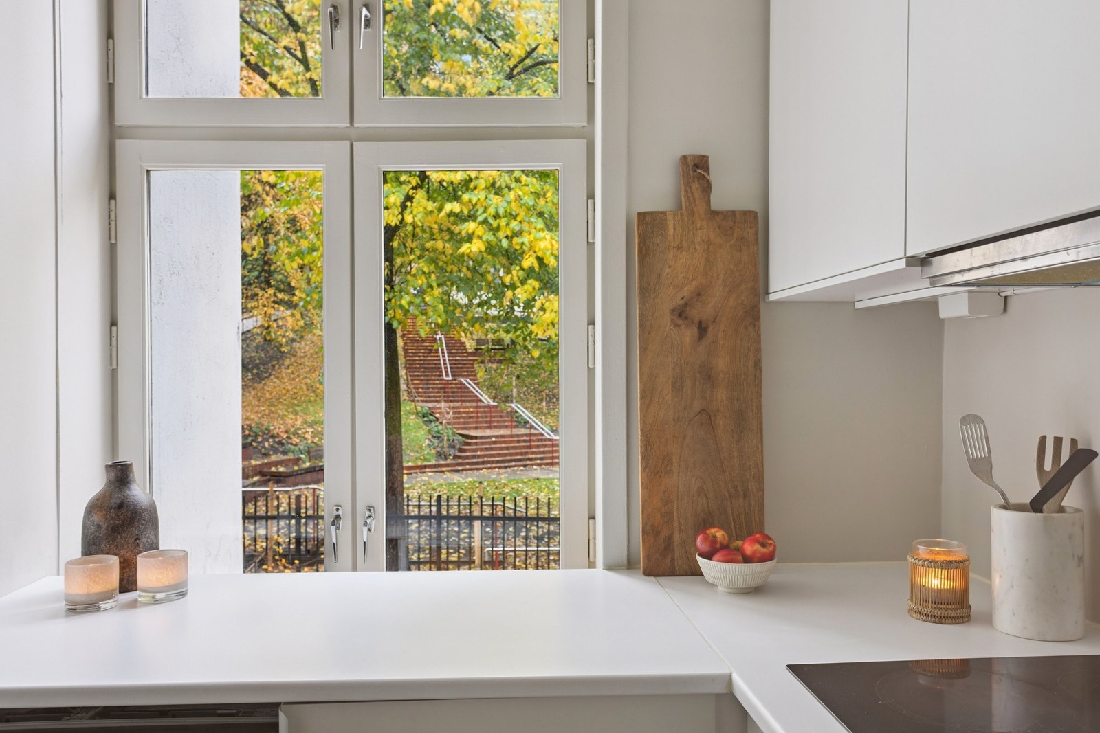 Nydelig utsikt fra kjøkkenet, med lyse pene overflater. Galleribilde