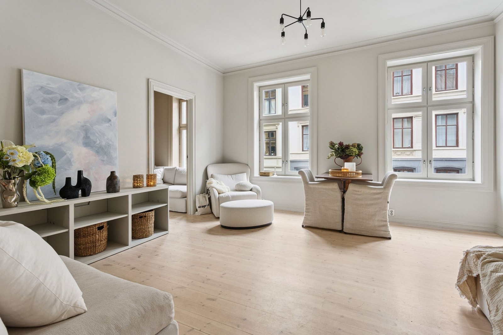 Nydelig åpen stue med rosett og stukkatur. Orginale tregulv, med perfekt plass til både sofa og spisestue. Galleribilde