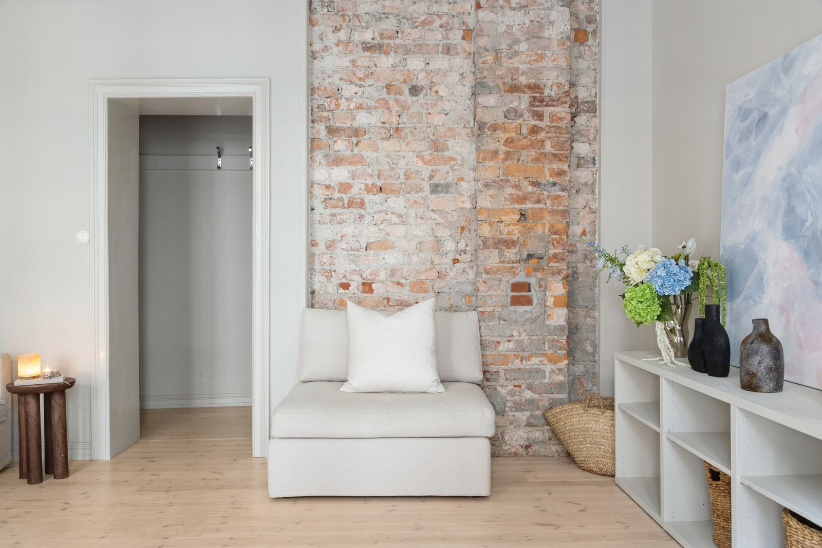 Den originale teglsteinsveggen tilfører leiligheten en perfekt dose sjarm og sjel. Her er det også et pipeløp med mulighet for å montere en vedovn. Galleribilde