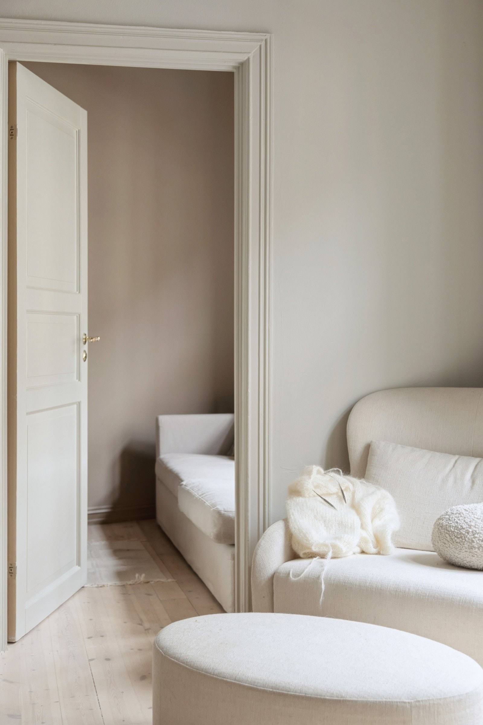 Nydelig dør malt i samme farge som stuen. Galleribilde