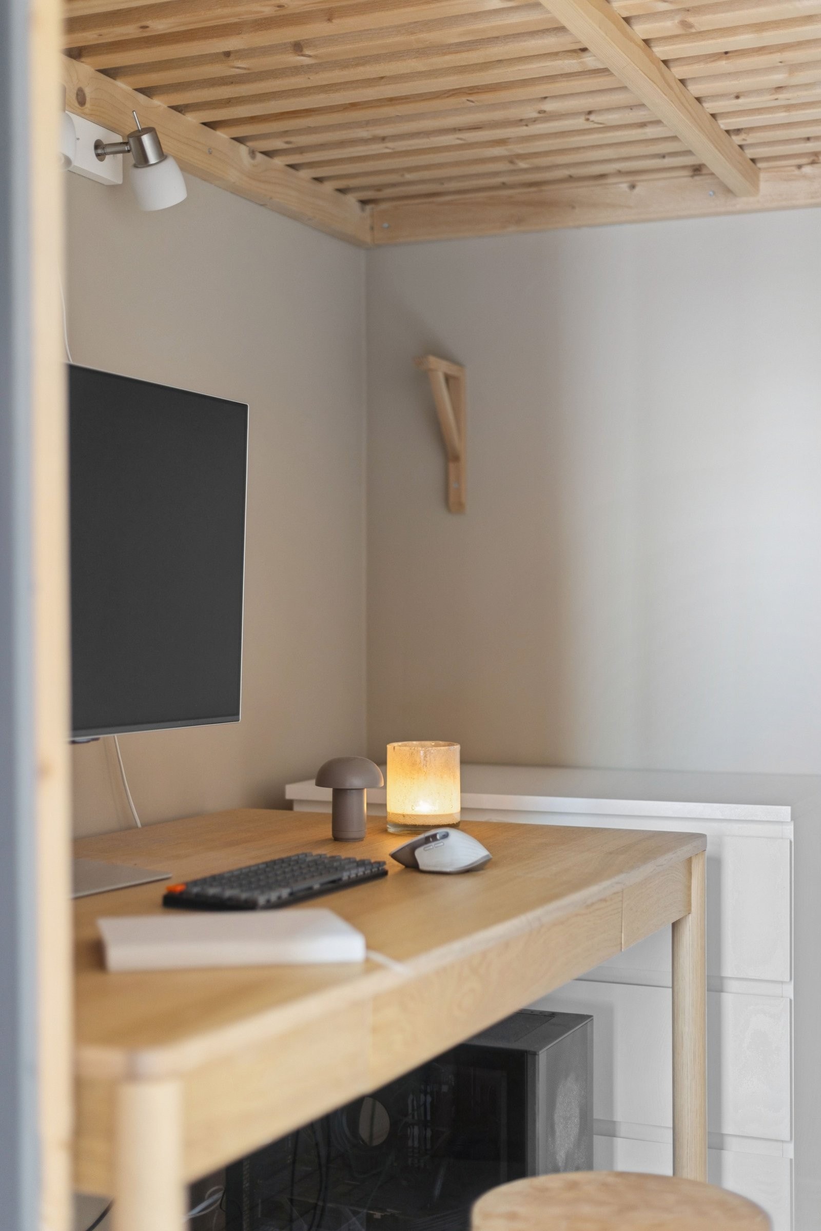 Det er god plass til stor pult med kontorstol under hemsen, hvor man kan ha sin egen lille hule eller hjemmekontor. God plass til oppbevaring. Galleribilde