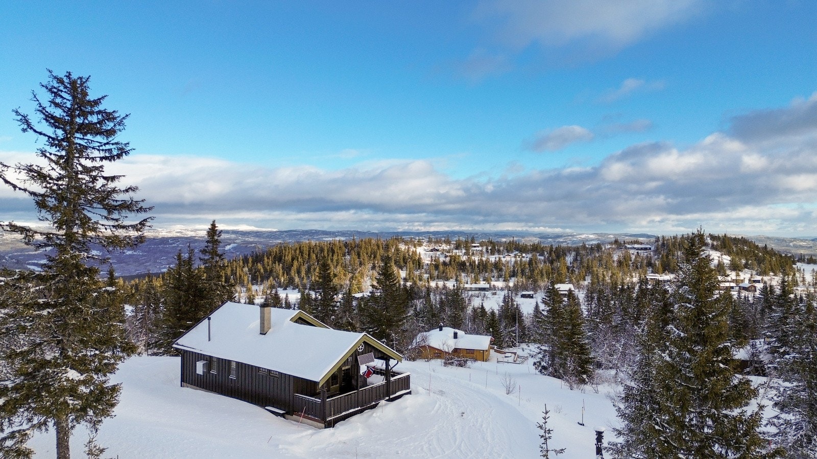 Eiendommen ligger åpent og solrikt til ved Ølneseter/Bøhnseter i Sør-Aurdal kommune, ca. 1000 moh med gode utsikts- og solforhold. Galleribilde