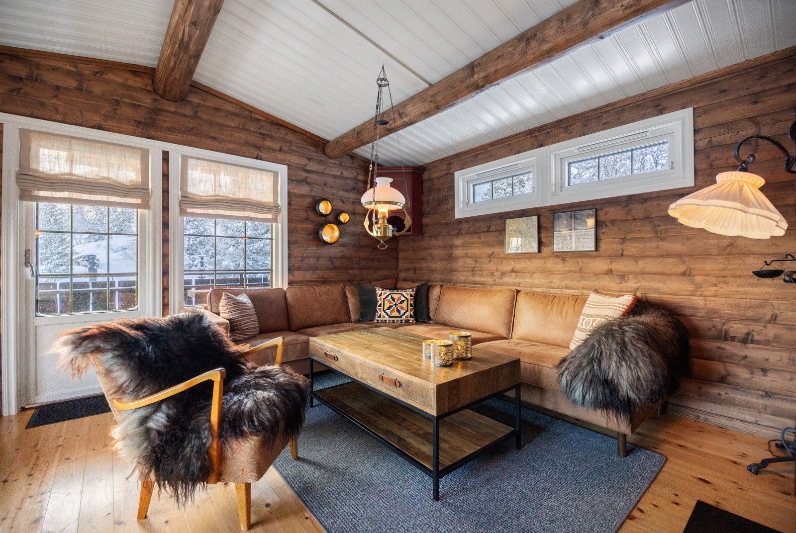 Hyggelig stuehjørne med god plass til sofagruppe Galleribilde