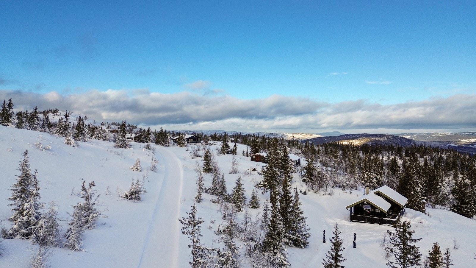 Flott turterreng både sommer og vinter. Skiløyper ikke langt fra eiendommen. Galleribilde