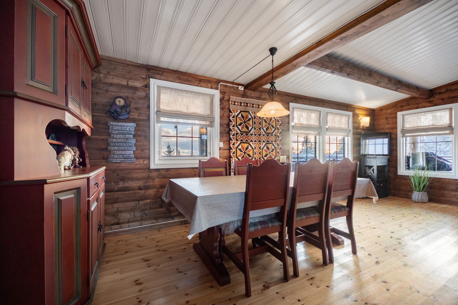 God plass til spisebord - her kan man samle familien og venner for hyggelig måltider på hytta. Galleribilde