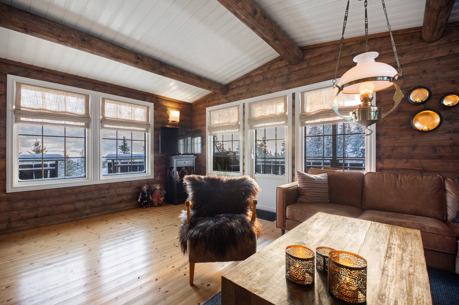 Fra stuen er det utgang til terrassen på ca. 27, hvorav ca. 15 kvm er overbygd. Galleribilde