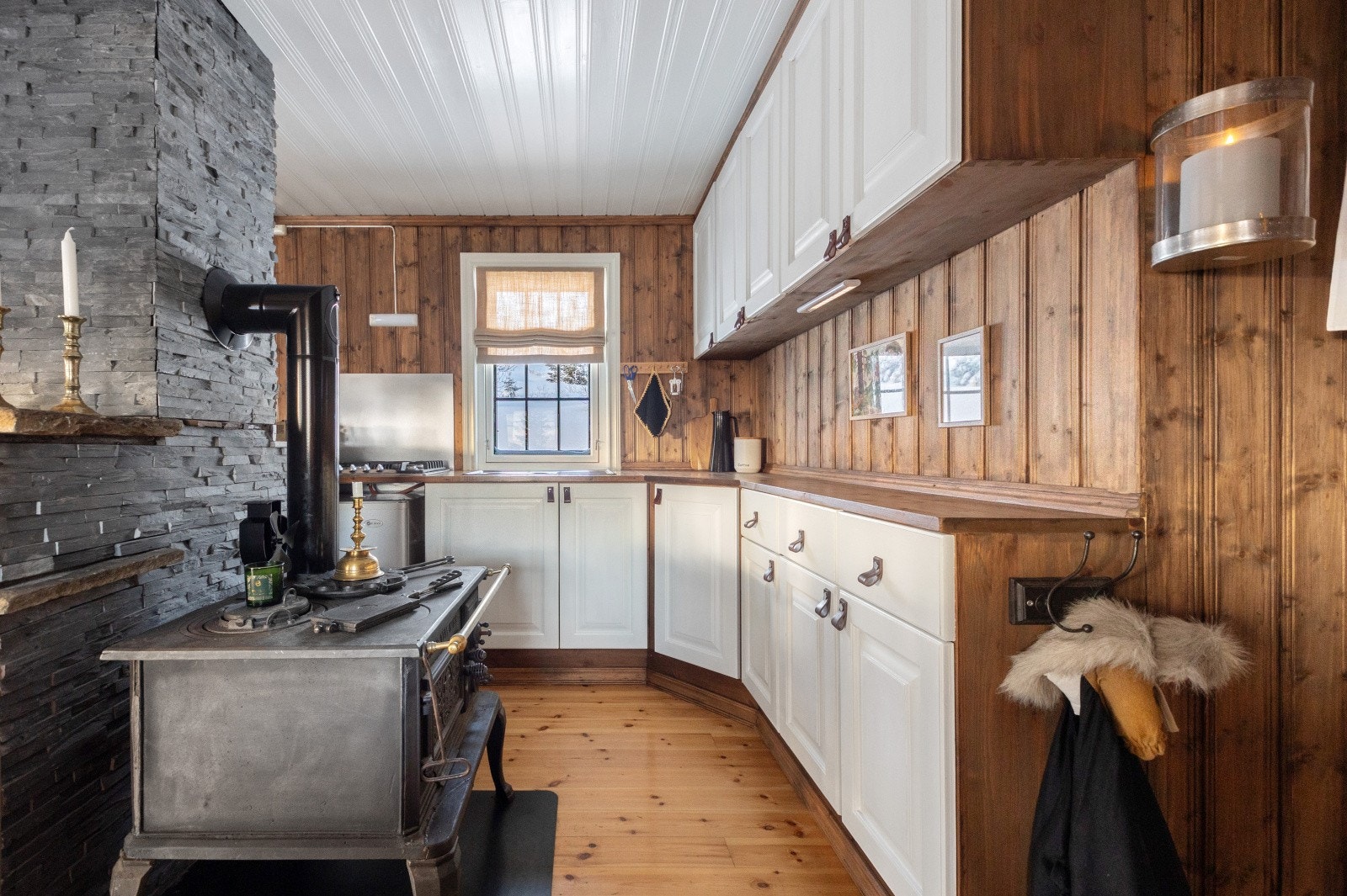 Gode lagringsmuligheter med underskap og noen overskap. Kjøkkenet er utstyrt med utslagsvask, koketopp som gassbluss og gasskjøleskap under benk. Galleribilde