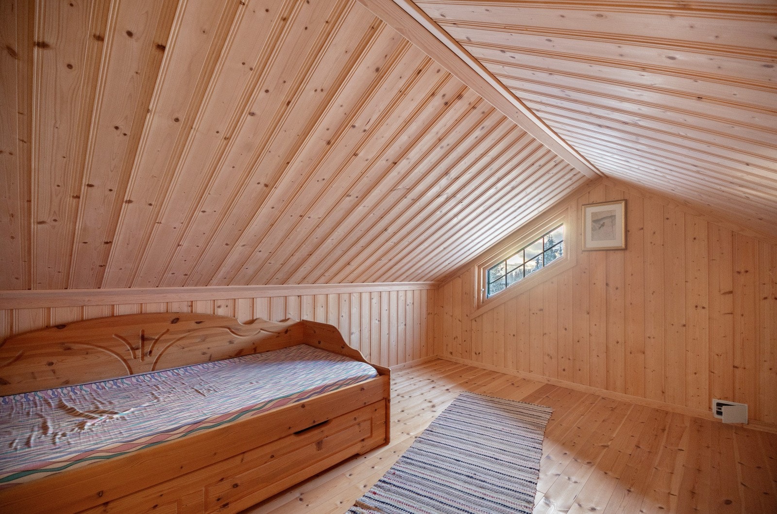 Hemsen er inndelt i et eget hemsrom innredet med en seng. Det gjøres oppmerksom på at hems ikke tilfredsstiller krav til varig opphold, og at rommet ikke er godkjent soverom. Galleribilde