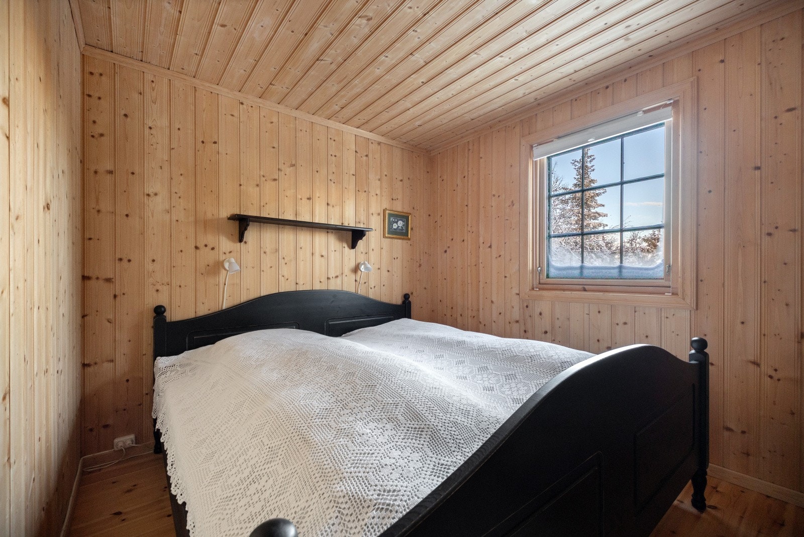Hytta har 2 soverom. Hovedsoverommet er av god størrelse og er innredet med dobbeltseng og kommode. Galleribilde