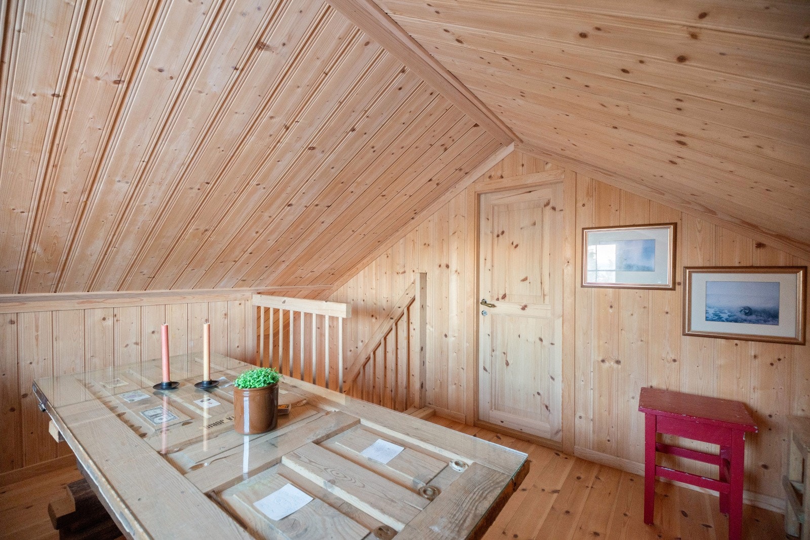 Hemsen er et godt suplement til hytta hvor man har mulighet for TV, spill og oppbevaring. Galleribilde