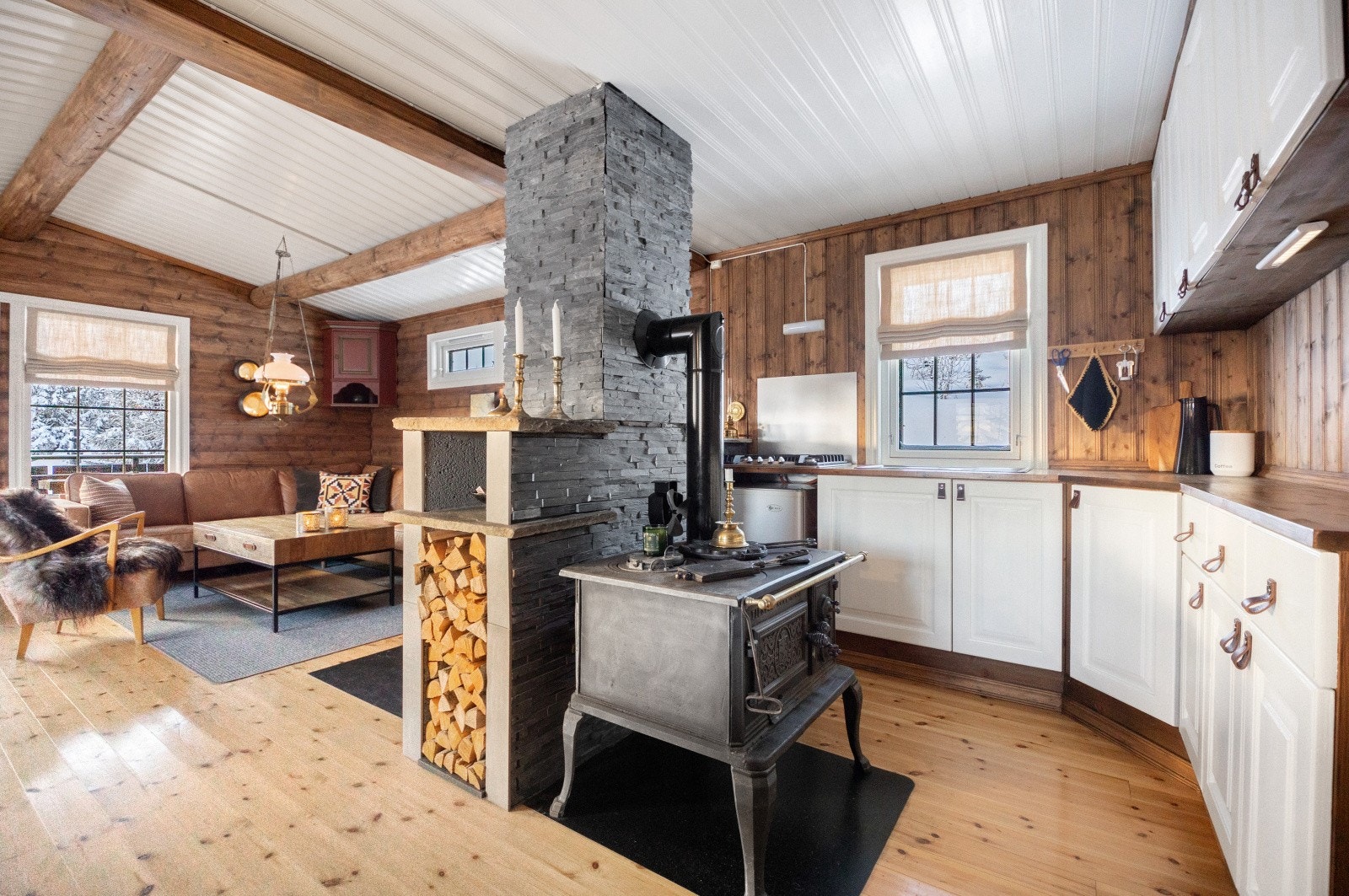 Lyst og fint kjøkken med hvite profilerte fronter og heltre benkeplate. Galleribilde