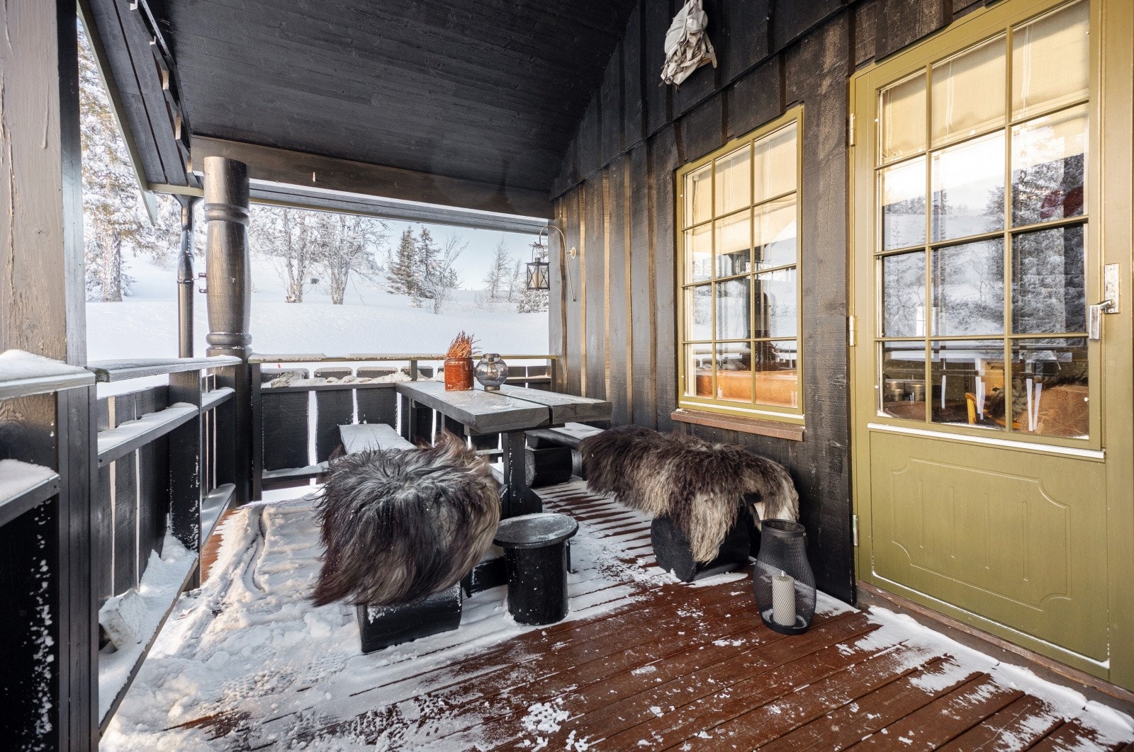 Terrassen har tilknytning til inngangspartiet og trapp ned til terreng. Galleribilde