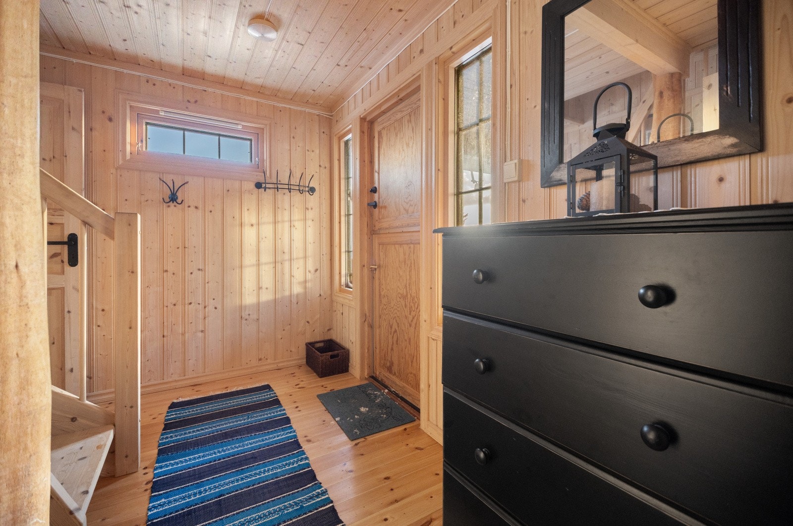 Entré med god plass til å henge fra seg yttertøy og sko. Innvendig bod i tilknytning til entreen med ekstra lagringsplass. Trapp opp til hems. Galleribilde