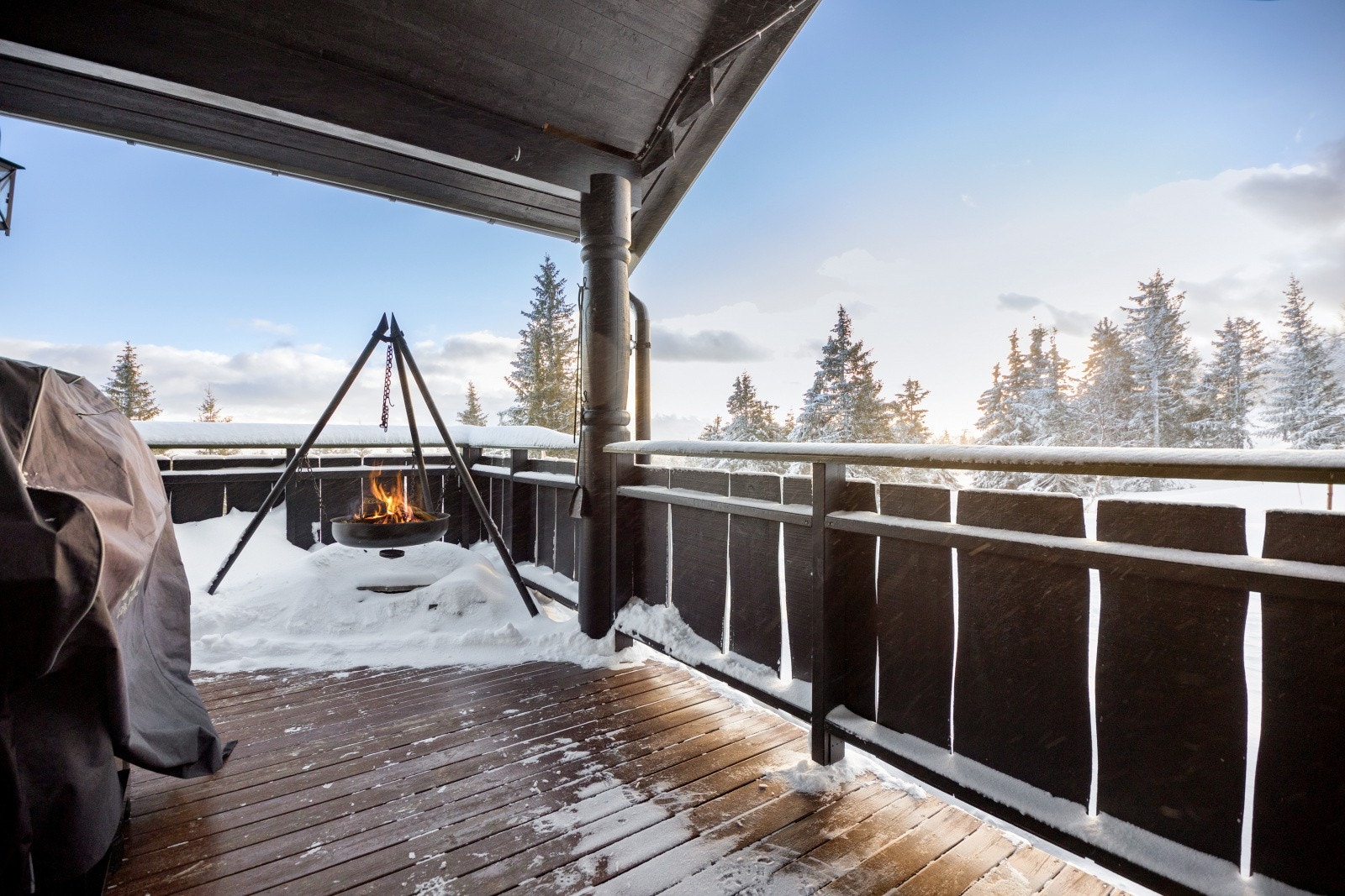 Her kan man nyte lange solrike dager og flott utsikt over fjellandskapet. Galleribilde