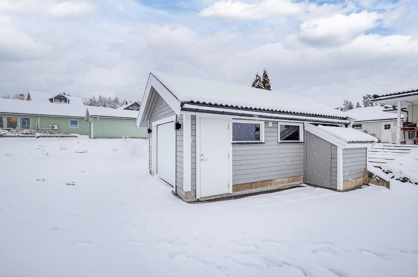 Garasje med elektrisk port. Galleribilde