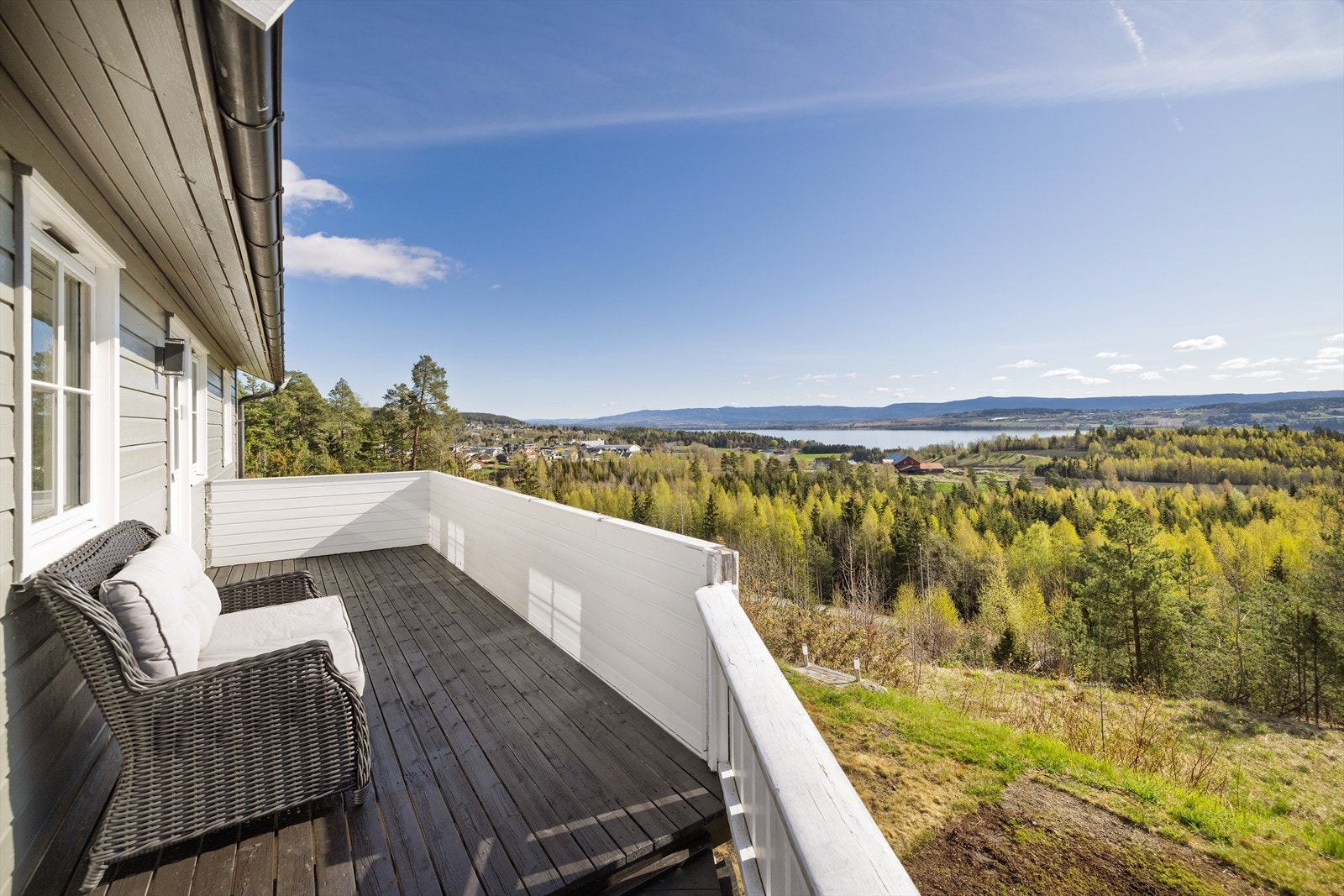 Sommerbilder - Fra stuen er det direkte adkomst til terrassedel. Galleribilde