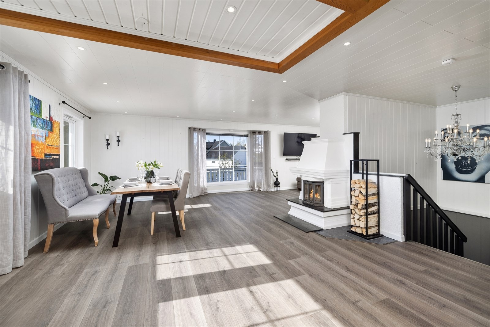 Stor stue med moderne overflater. Galleribilde