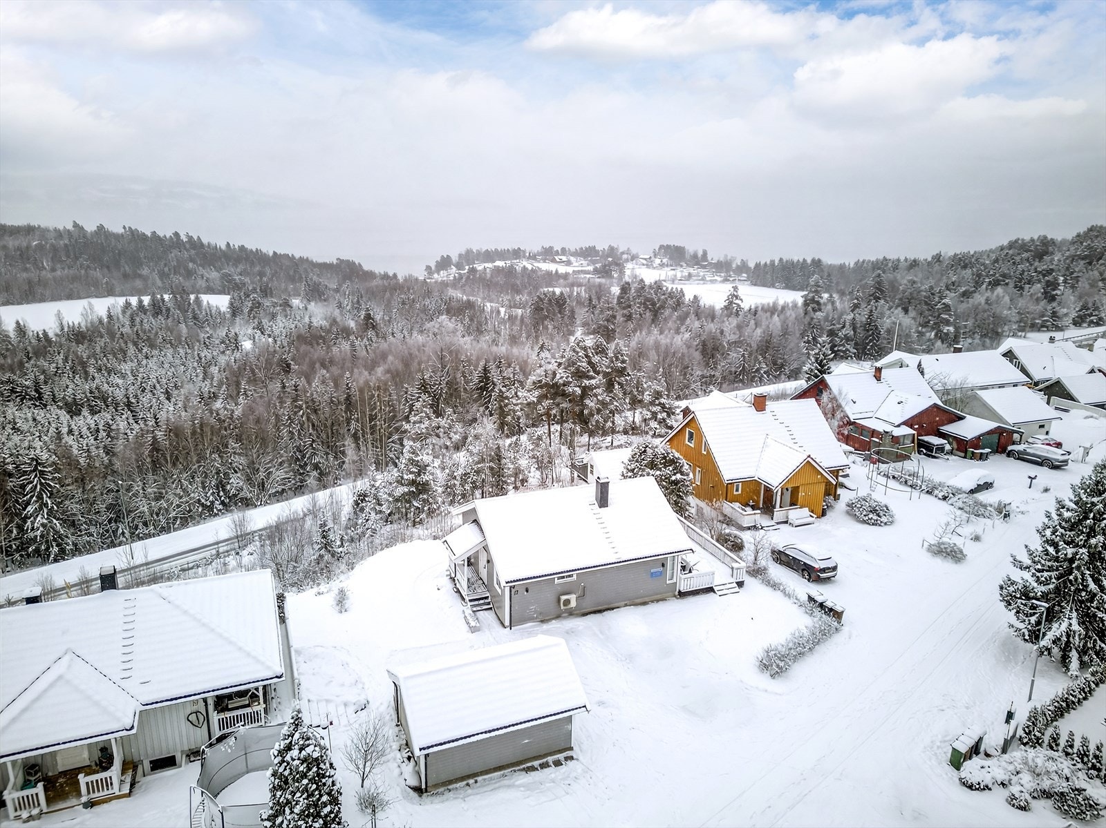 Eiendommen ligger i et veletablert og familievennlig boligfelt på Tyristrand. Galleribilde