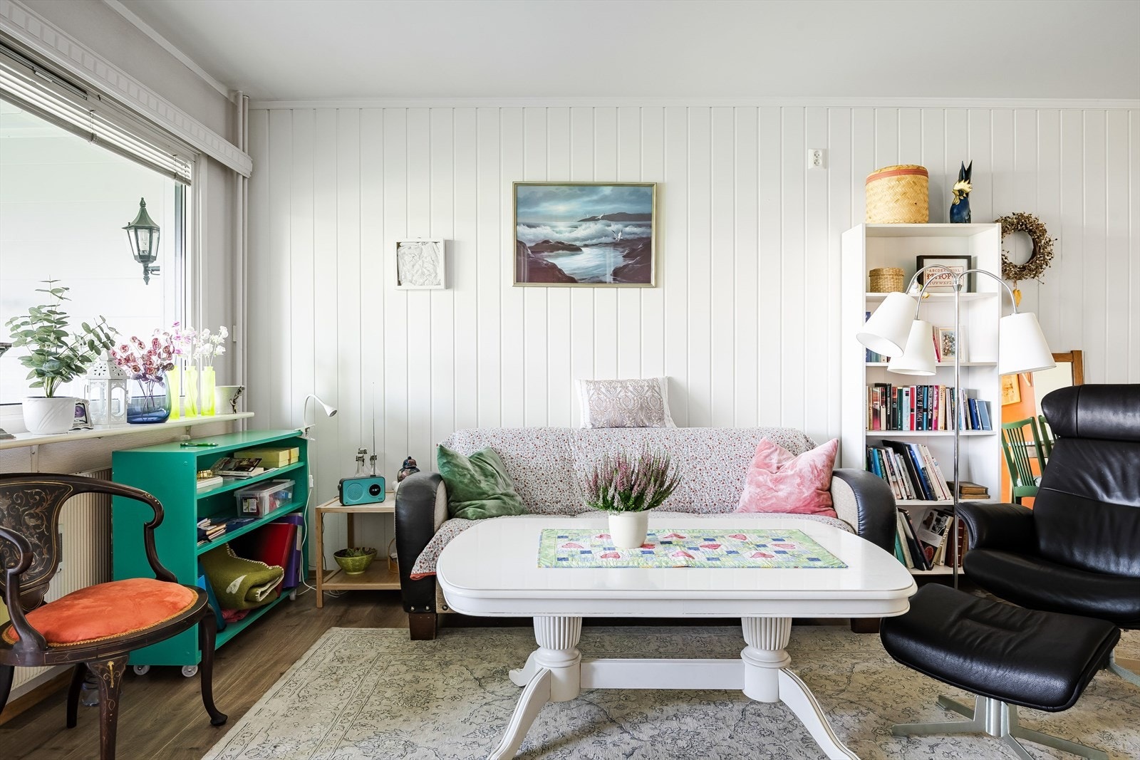 Stuen har store vindusflater som slipper inn fint naturlig lys. Det er også brede vinduskarmer for planter og dekor. Galleribilde