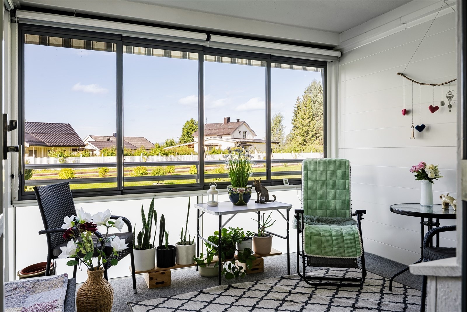 Det er montert belysning, stikkontakt, motorisert terrassemarkise og innvendig solskjerming med rullegardiner. Galleribilde