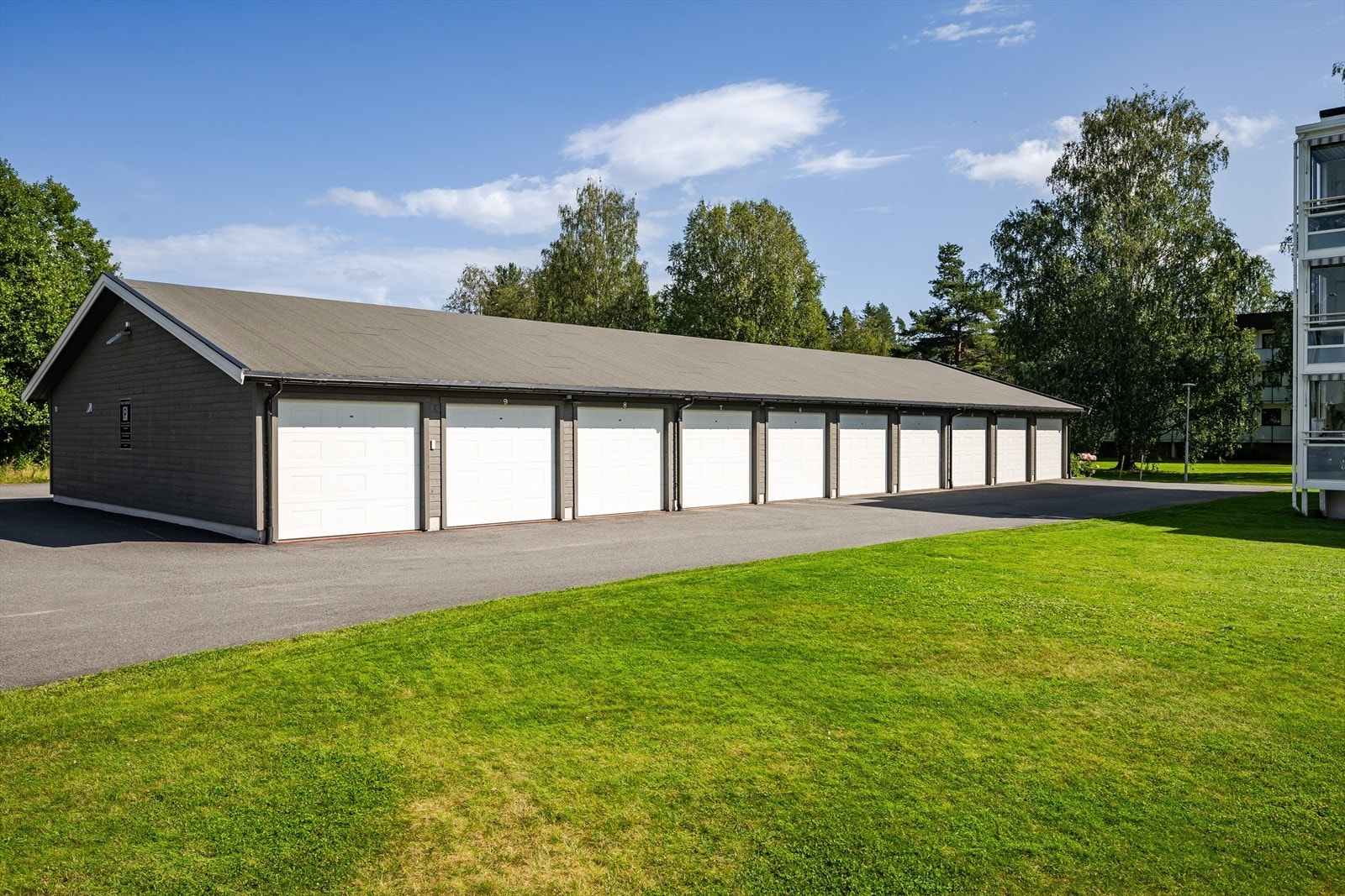 Leiligheten disponerer et eget garasjerom (med hems) på ca. 18m² i felles garasjerekke. Garasjen har leddport med automatikk, innlagt strøm og opplegg for motorvarmer. Galleribilde