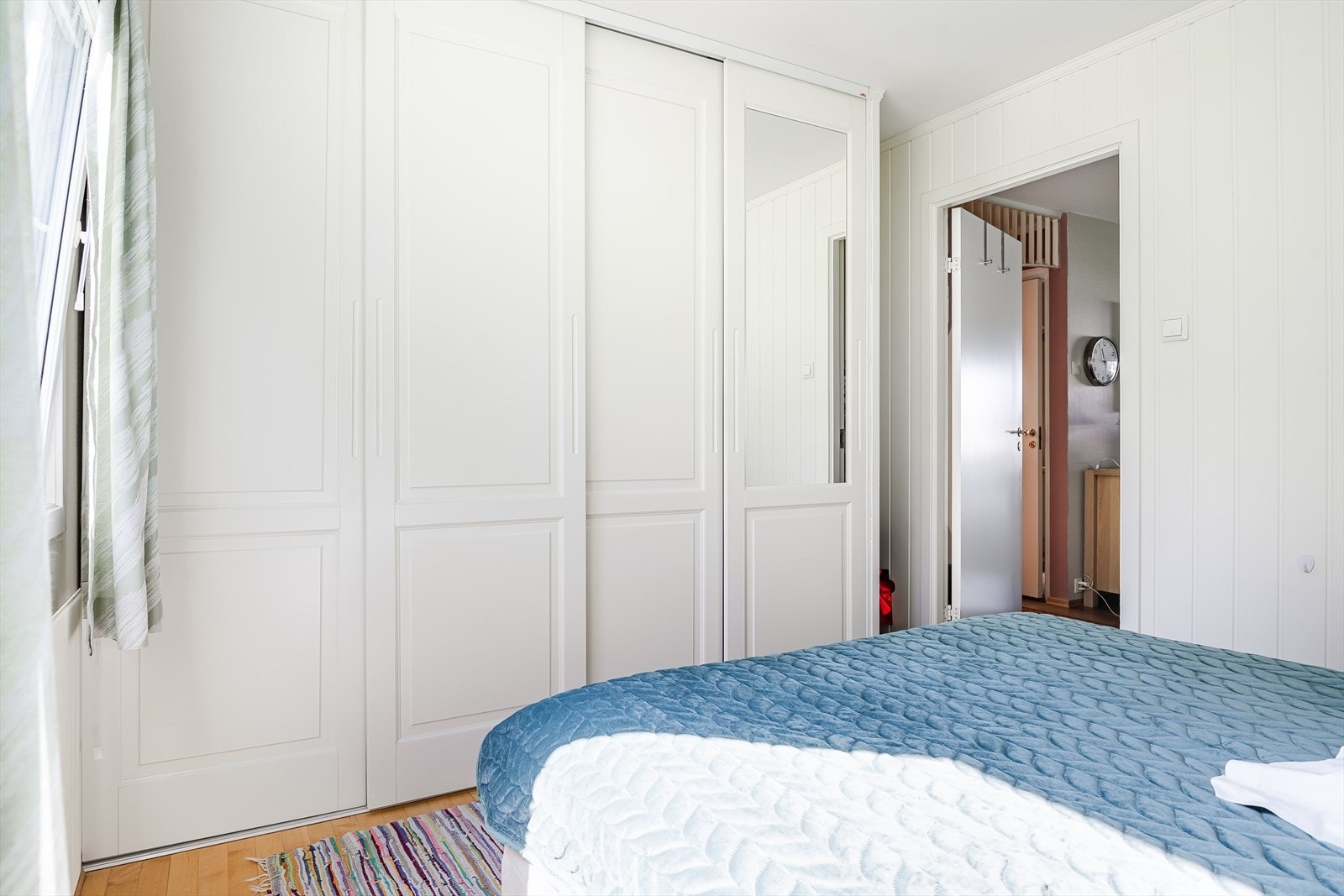 På soverommet er det god oppbevaringsplass i stor plassbygget skyvedørsgarderobe. Galleribilde