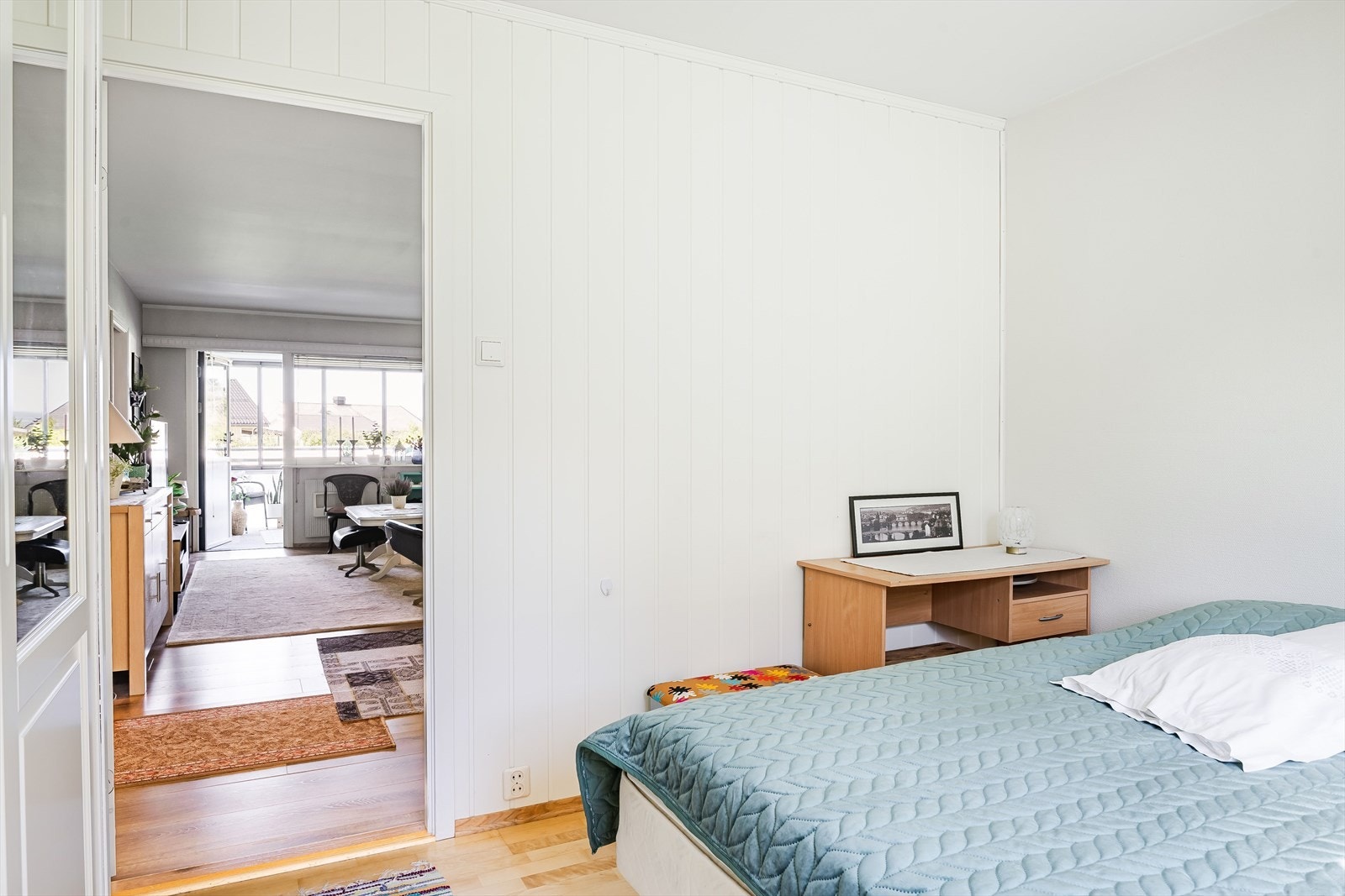 Soverommet har parkett på gulv og lysmalte overflater. Det er plass til dobbeltseng med tilhørende nattbord, samt en kontorpult eller kommoder. Galleribilde