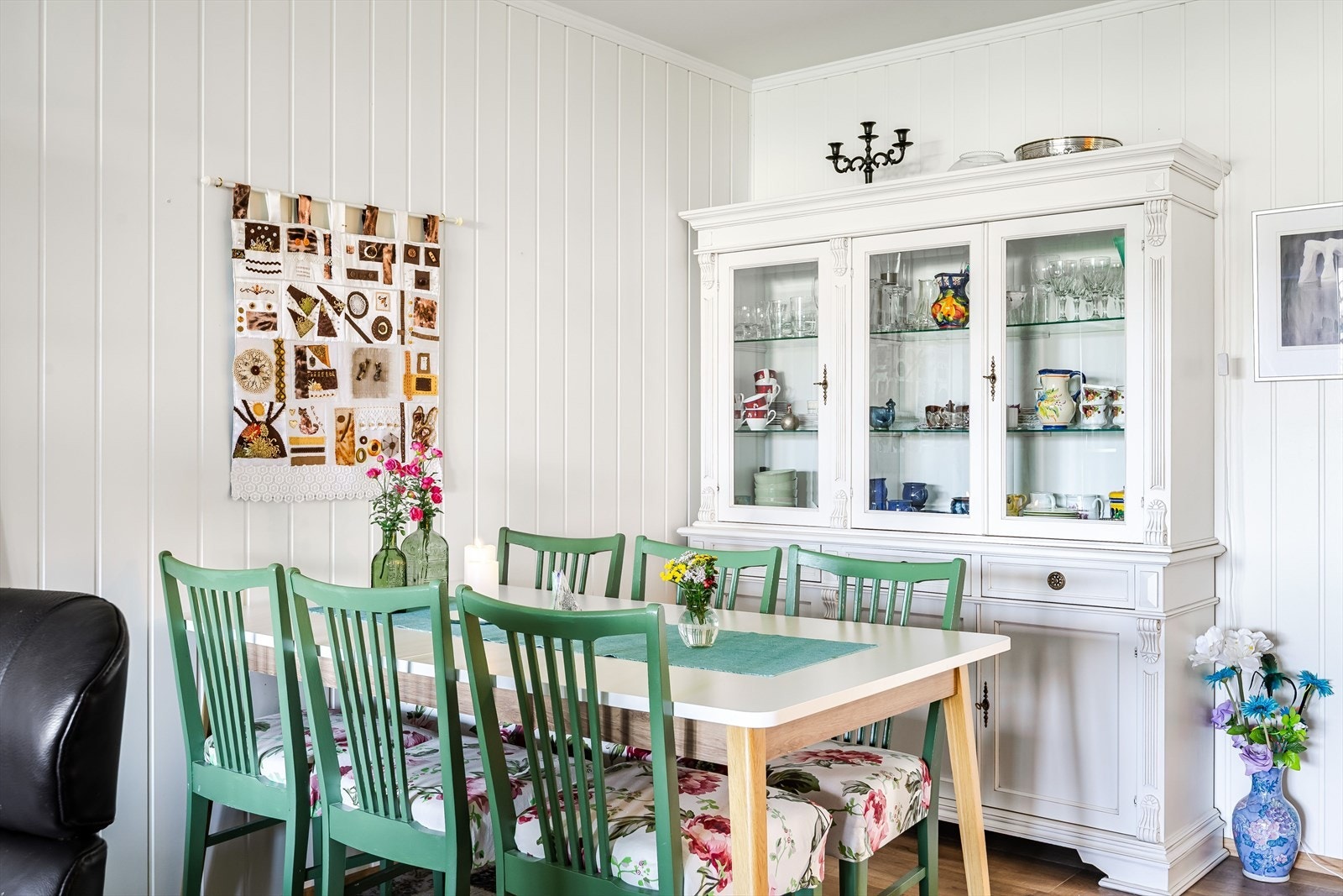 Stuen har enstavs laminat fra 2014 på gulv og lysmalte overflater. Galleribilde