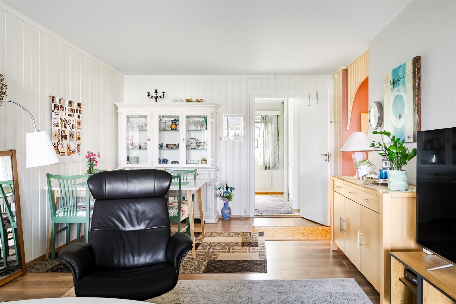 Stuen er romslig med god plass til sofagruppe med salongbord, mediemøblement med tv og et stort spisebord. Galleribilde