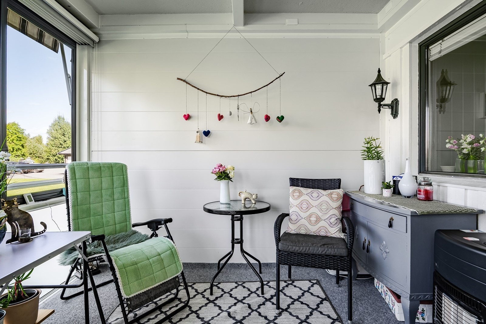 Balkongen som ble utvidet i 2014 har lunt teppe på gulv og vindusfelt med skyve-/slagfunksjon. God plass til sittegruppe etter eget ønske og behov. Galleribilde