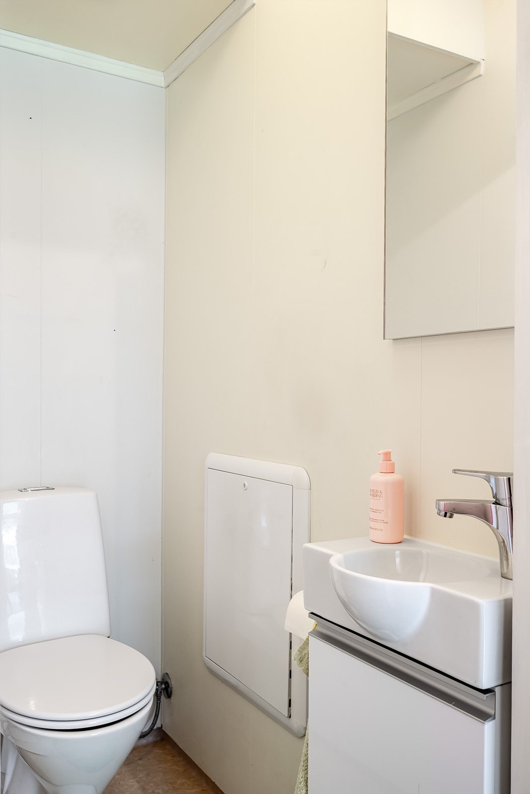 Vegg-i-vegg med baderommet er det et praktisk separat toalettrom. Rommet har belegg på gulv, vegger med malte plater og mekanisk ventilasjon via himlingsventil i innkassing. Galleribilde