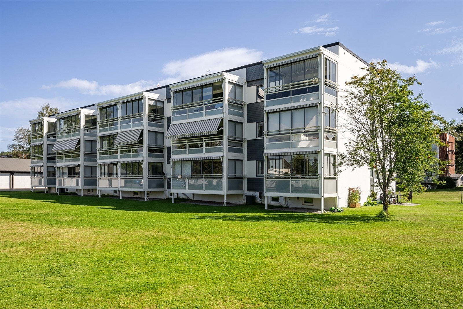 Leiligheten ligger i underkant av 1 km fra sentrum, og like ved Sjukehuset. Gangavstand til de fleste byfasiliteter, barnehage, skoler og dagligvarebutikker. Fine turområder i nærheten, som bymarka i Svartholtet eller gangsti langs Glomma. Galleribilde