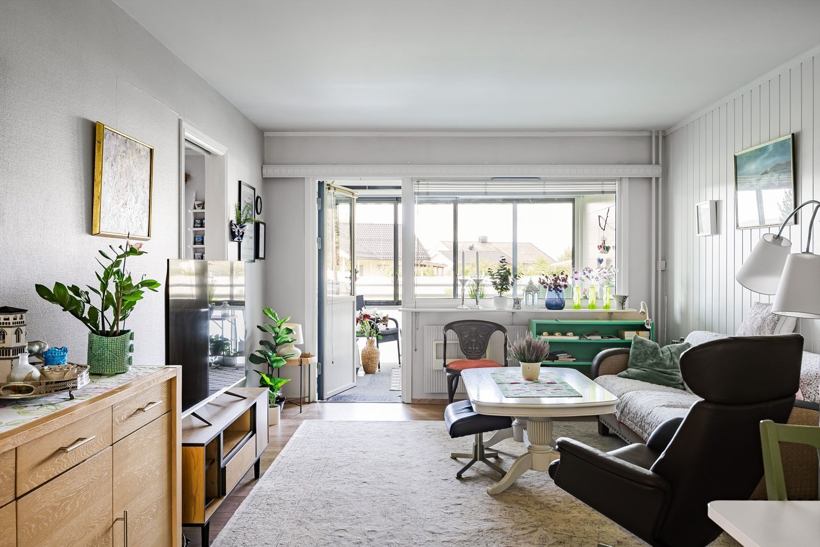 En stor, lys og praktisk 4-roms leilighet. Leiligheten ligger i byggets 1. etasje, og har en gjennomgående planløsning med romslig stue, separat kjøkken, 3 soverom, bad og toalettrom. Galleribilde