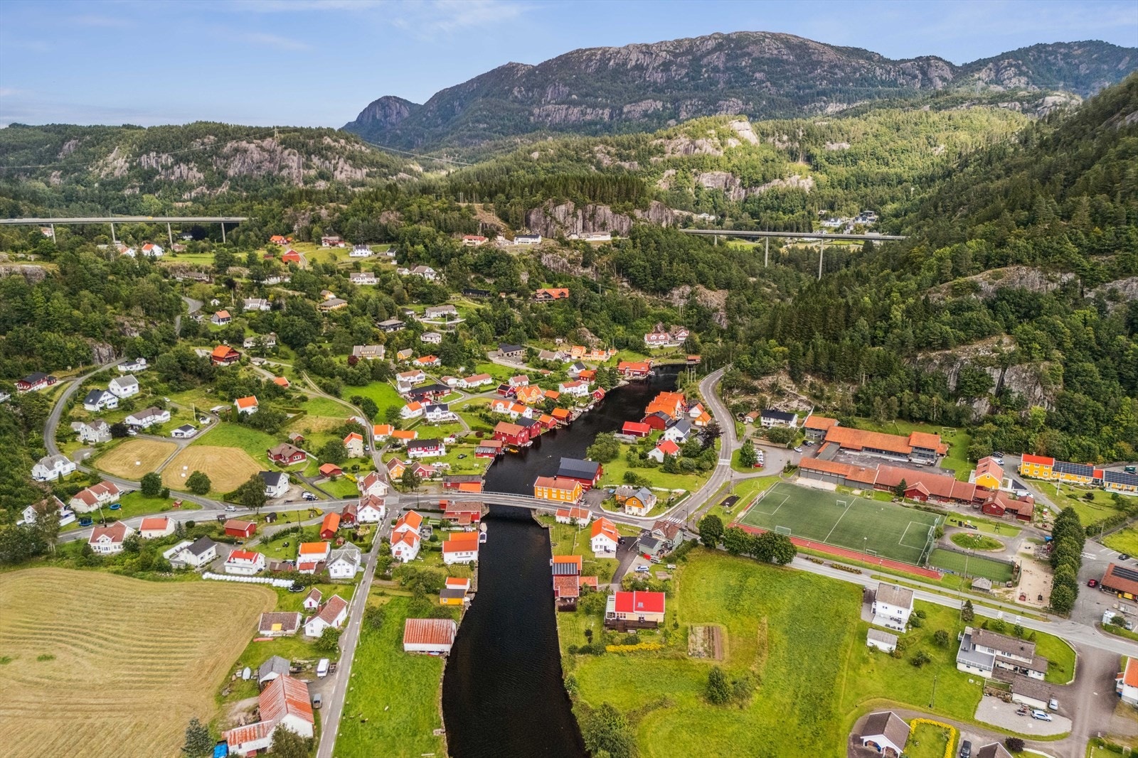 Boligen ligger i kort avstand fra Feda sentrum med skole, barnehage og butikk. Galleribilde
