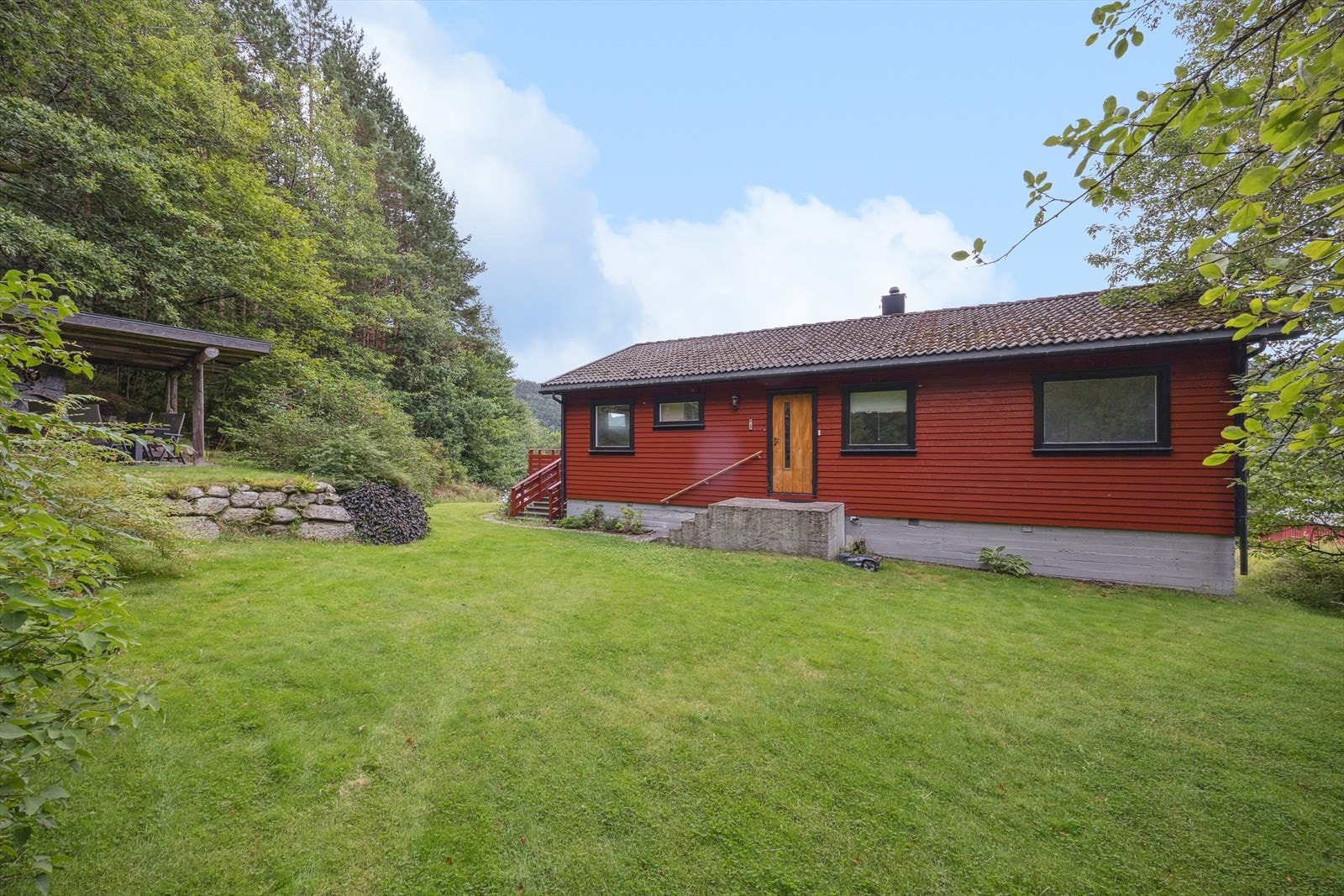 Godt med boltreplass bak på gresslagt område. Galleribilde