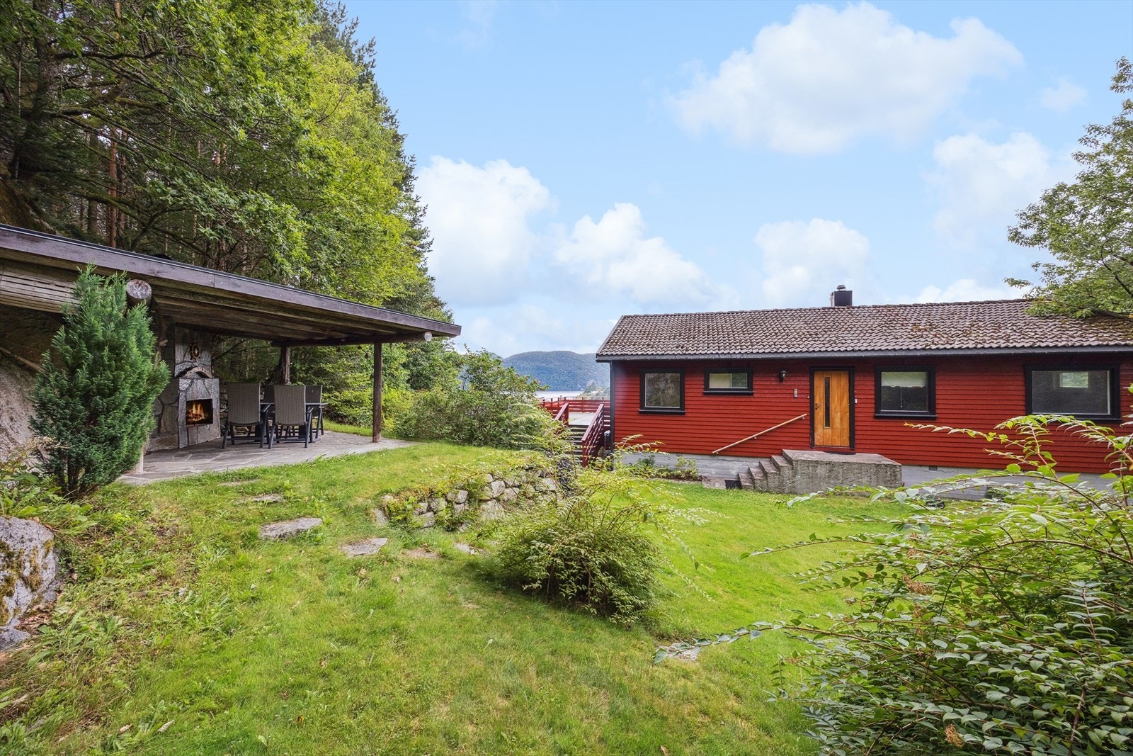 Meget trivelig uteplass på baksiden av boligen med utsikt mot fjorden. Galleribilde