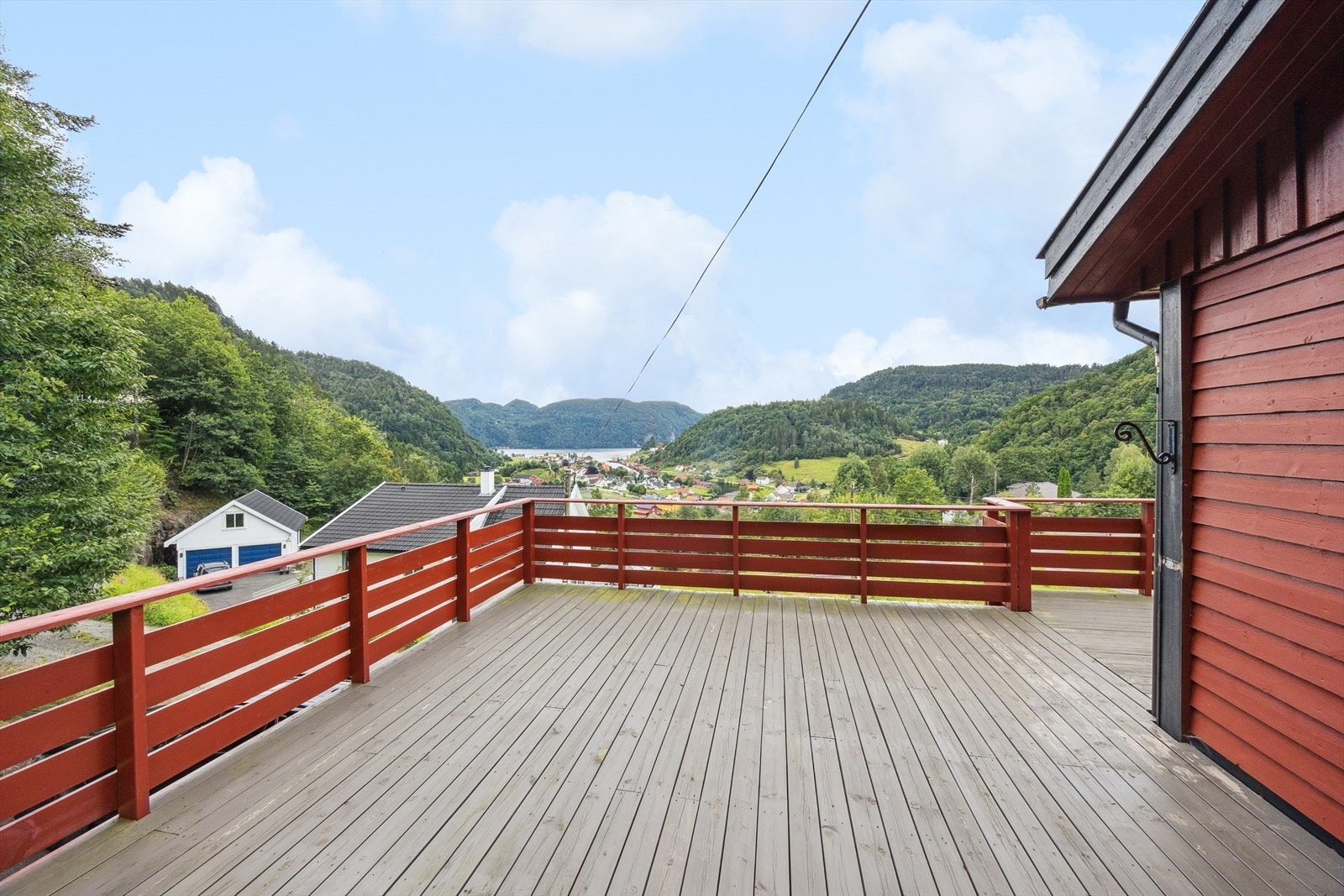 Stor terrasse over garasjen med adkomst fra stue og fra hagen. Galleribilde