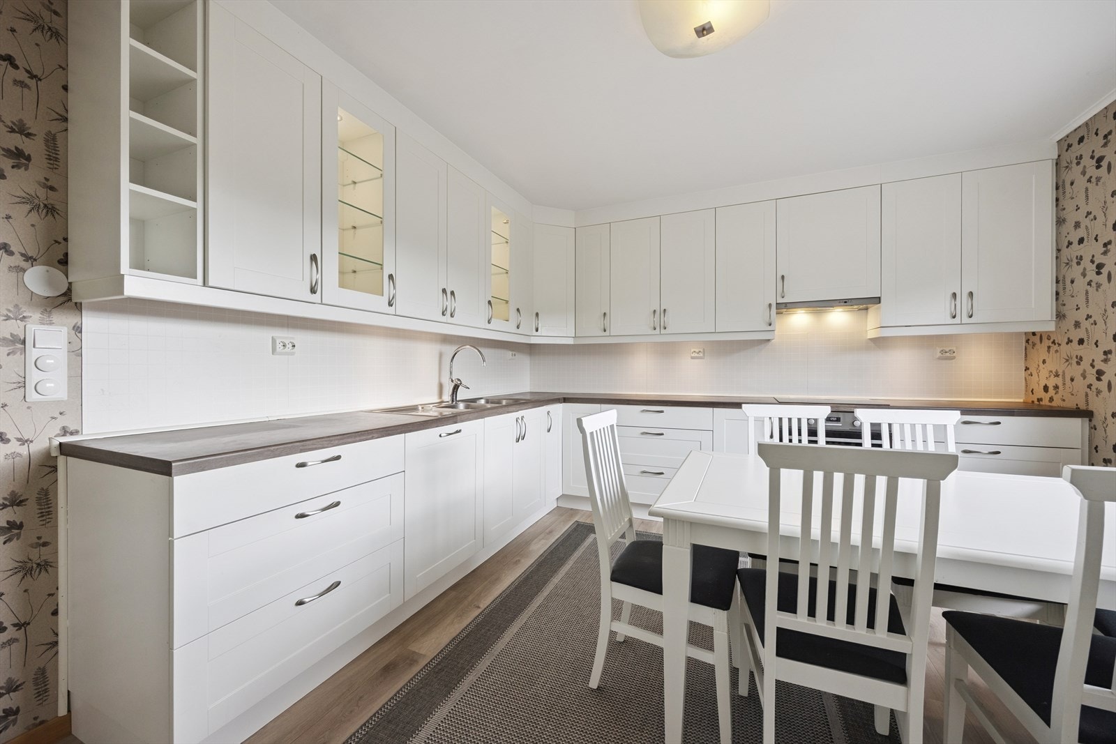 Kjøkkenets utforming, gir rom for en god arbeidsplass. Galleribilde